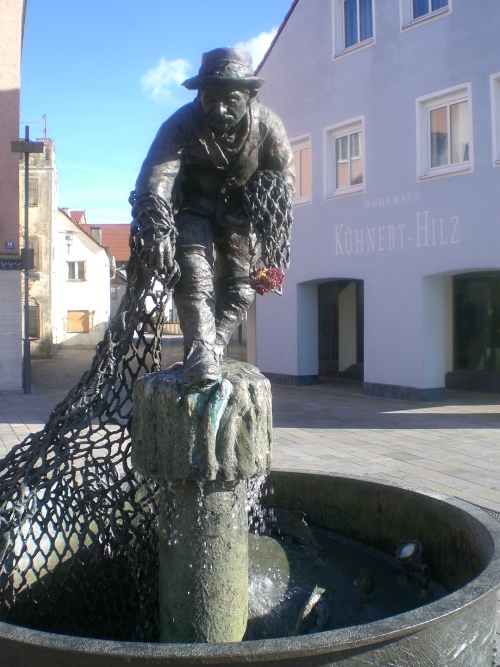 Fischerbrunnen in der historischen Fischerei in Dingolfing