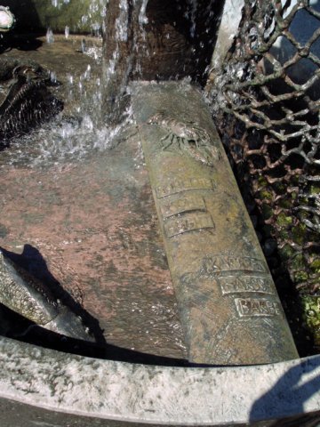 Fischerbrunnen  (Blick ins Innere des Brunnenbeckens)