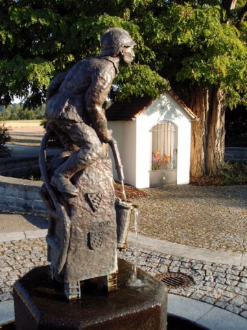 Feuerwehrmann (Bronzebrunnen in Sossau)